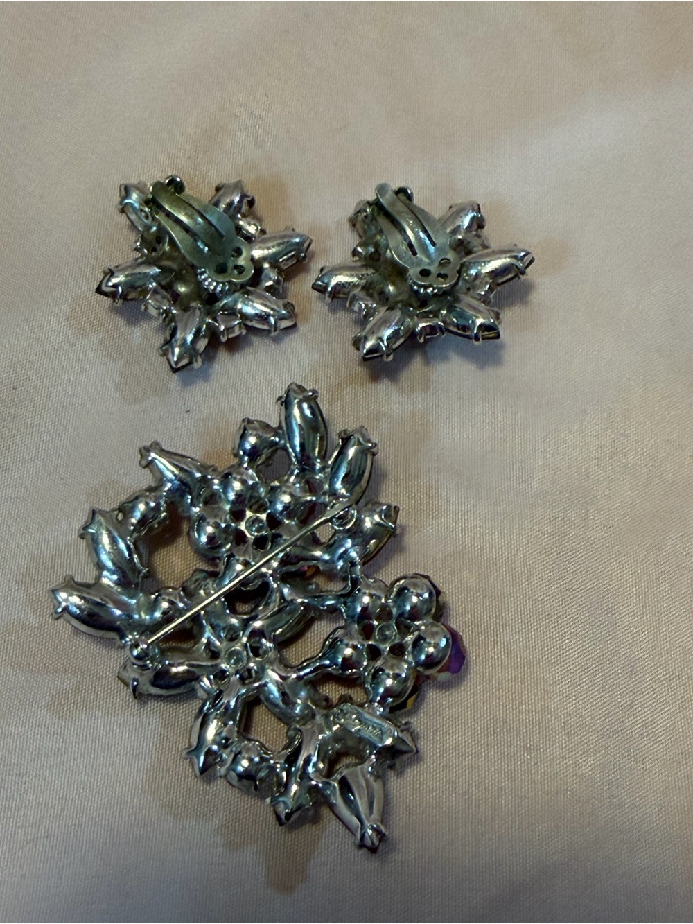 Vintage signed Schiaparelli Rhinestone Brooch and matching Clip On Earrings. - Picture 3 of 6